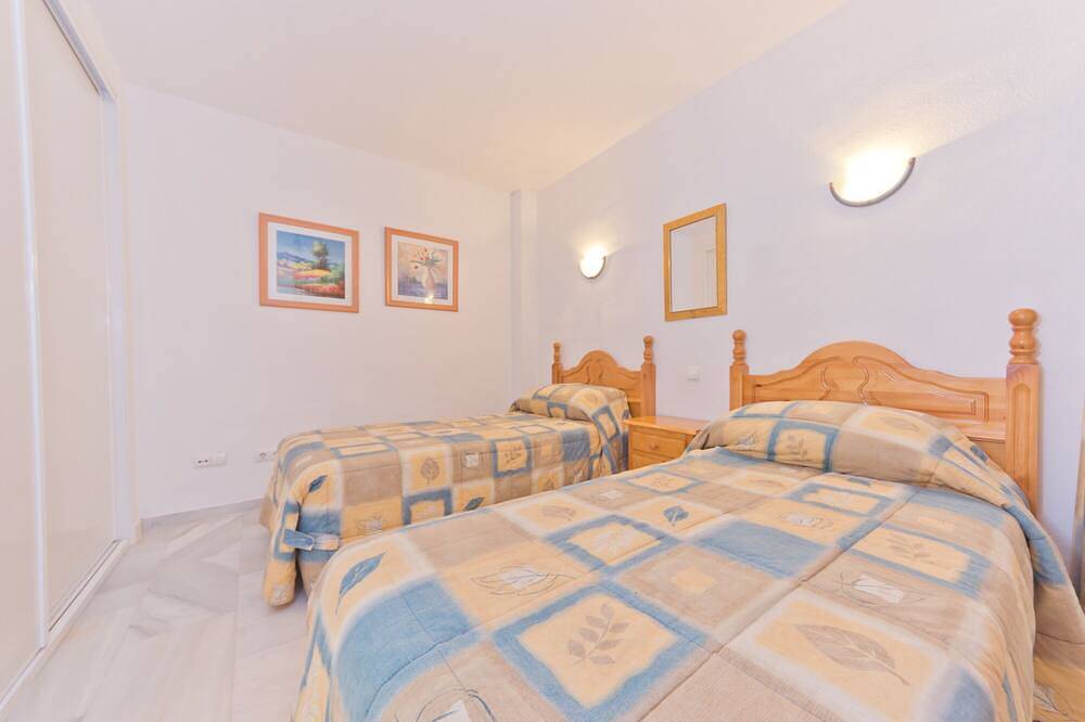 Geheel appartement, Schitterend appartement op de begane grond in tropische tuinen van Secure Complex - gratis Wifi in Hacienda Las Chapas, Marbella