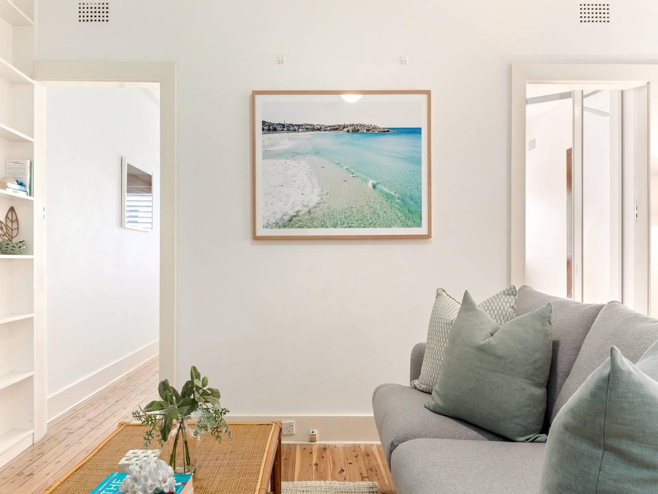 Appartement entier, Vivre en bord de mer dans un appartement moderne de 2 chambres in Bondi Beach, Sydney