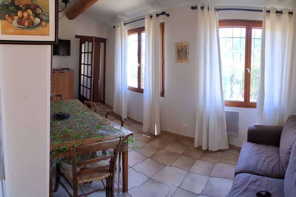 Appartement entier, Gîte  4 pers au calme en campagne, commodités 5 min à pied., piscine et+ in Maubec, Parc naturel régional du Luberon