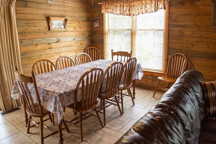 Cottage for 14 people, with yard and balcony in Kentucky Lake