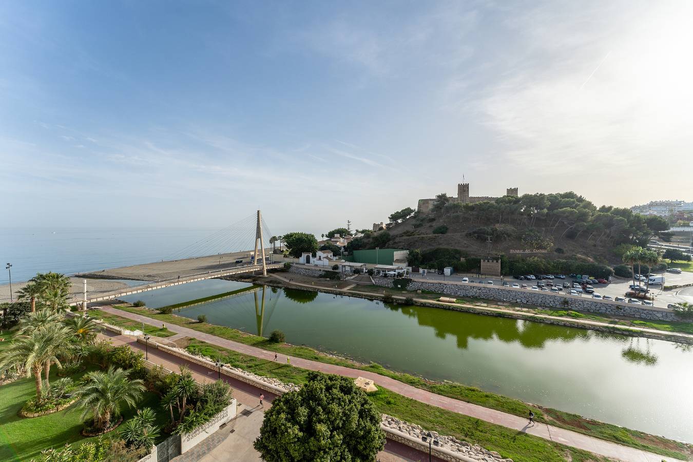 Apartamento entero, Apartamento "Ático Castillo" con vistas al mar, piscina compartida y Wi-Fi in Fuengirola, Costa del Sol