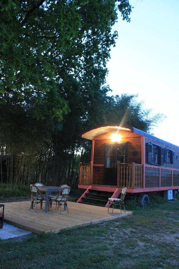 Tente pour 5 personnes, avec Jacuzzi et Terrasse ainsi que Jardin et Piscine