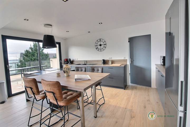 Gîte pour 10 personnes, avec piscine ainsi que terrasse et jardin à Trébeurden - 3