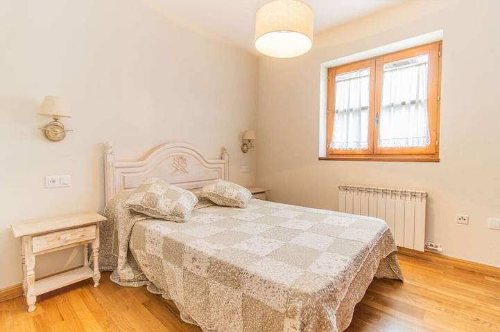 Ganze Wohnung, Charming Pyrenean Flat with Terrace, Views & Pool in Cerler, Benasque
