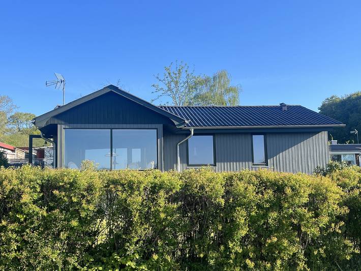 Ferieudlejning for 4 personer, med søudsigt og terrasse såvel som udsigt og have i Sønderborg
