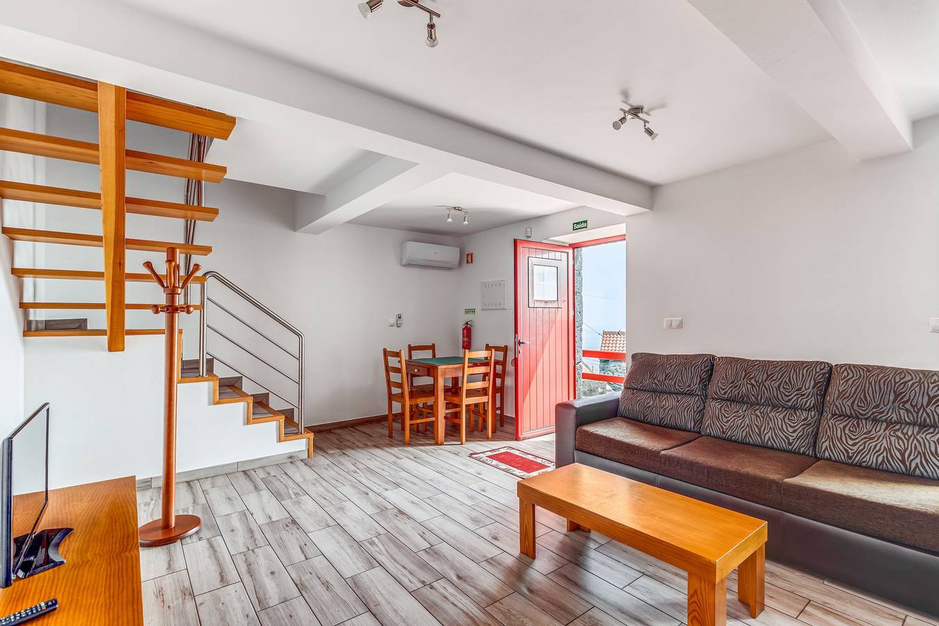 Casa de férias "Dos Vinagreiros - Guilherme" com vista para o mar, terraço privado e Wi-Fi in Ribeiras, Ilha do Pico