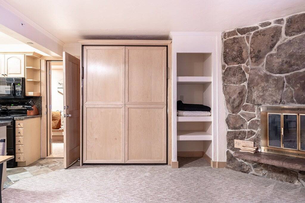 Ganze Wohnung, Snow Cabin Condo steps away from Vail Village and Gondola, Hot tubs + Sauna access in Vail Ski Resort, Vail