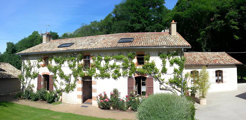 Chambre d’hôte pour 2 personnes, avec piscine ainsi que jacuzzi et jardin