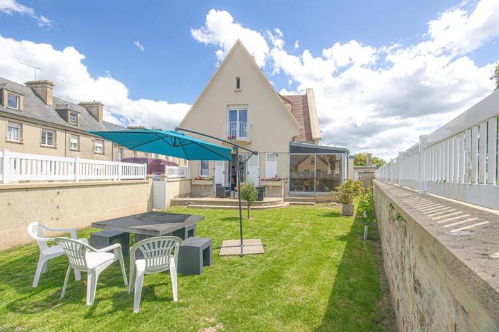 Location de vacances pour 3 personnes, avec Terrasse ainsi que Jardin et Vue à Montebourg