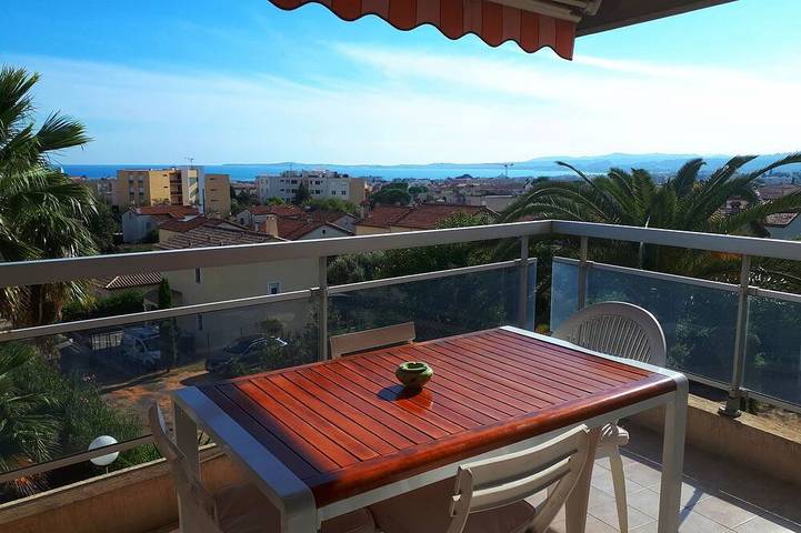 Location de vacances pour 4 personnes, avec piscine et terrasse à Saint-Laurent-du-Var