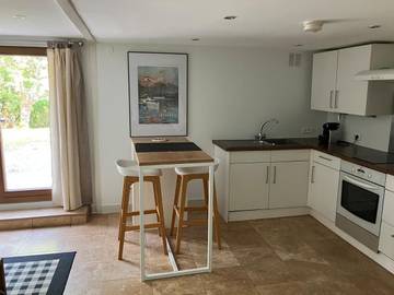 Gîte pour 2 personnes, avec vue et jardin à Alex (Annecy)