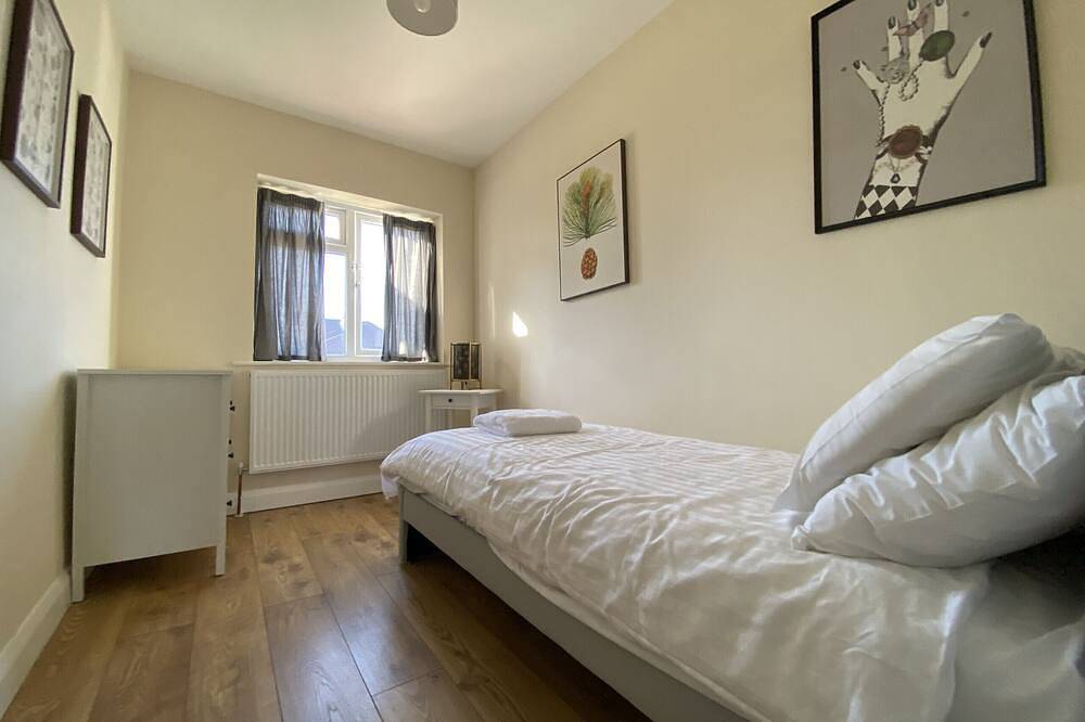 Burnham / Slough Spacious Six Bedroom House in Slough, Berkshire