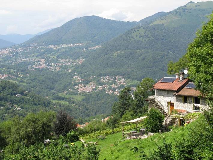 Location de vacances pour 5 personnes, avec Balcon et Terrasse ainsi que Jardin et Vue à Schignano