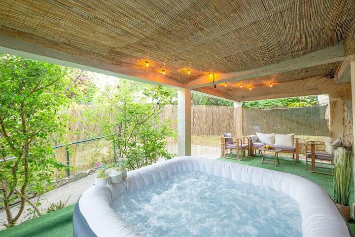 Gîte pour 2 personnes, avec Jacuzzi et Terrasse ainsi que Jardin et Vue à Triel-sur-Seine