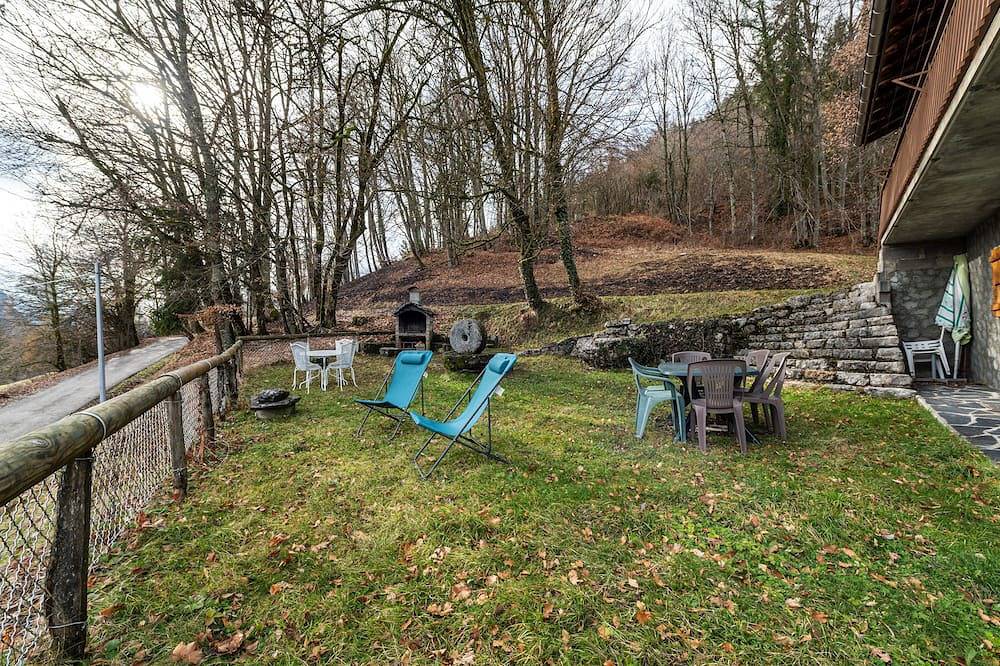 Chalet \"Gîte Serraval Choseaux\" con vistas a la montaña, jardín privado y balcón in Serraval, Región de Annecy