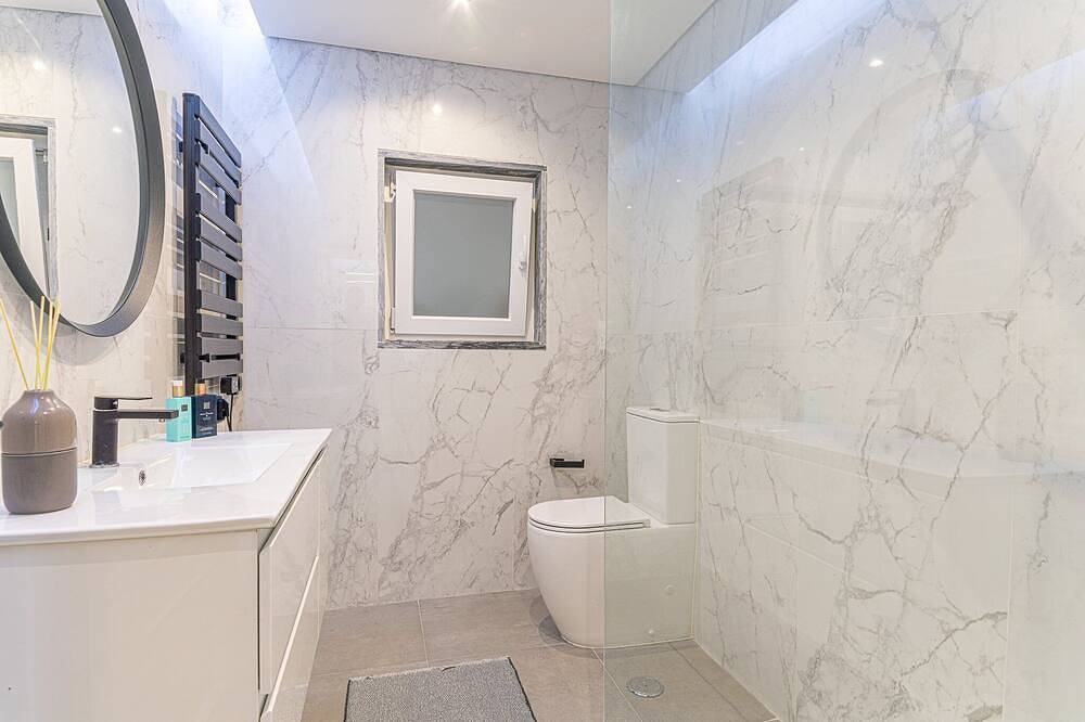 Lovely Aroeira Villa | 3 Bedrooms | Villa Martha | Pleasant Pool Area | Great for Families in Corroios, Halbinsel von Setúbal