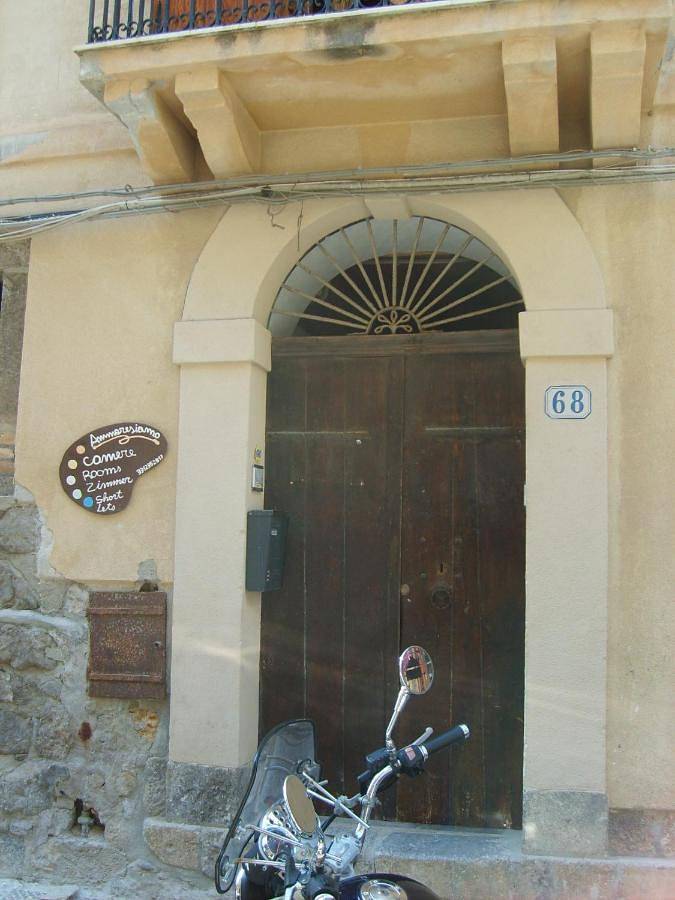 Small Double Room with Balcony and Sea View in Cefalù, Cefalù (Comune)