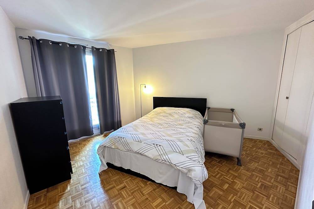 Entire apartment, Spacious 2-room apartment with parking in Paris La Défense overlooking the Eiffel Tower in Puteaux, Hauts-de-Seine