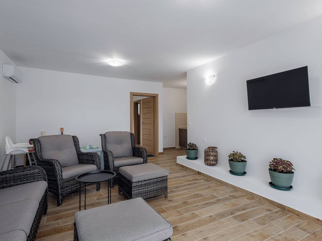 Holiday Home Milutin 1 - Four Bedroom Holiday Home with Private Pool in Vrsi, Zadar