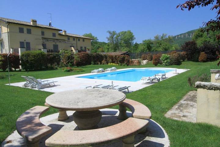 Location de vacances pour 4 personnes, avec vue ainsi que jardin et piscine à Costermano