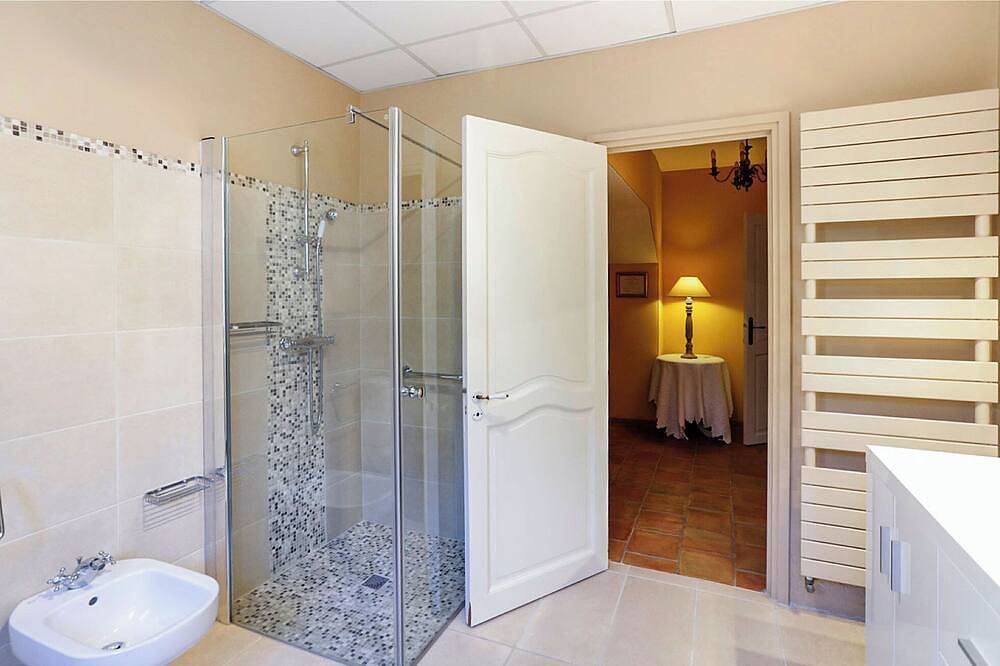 Stylish family house with pool at the foot of the village of Ménerbes in Ménerbes, Parc naturel régional du Luberon