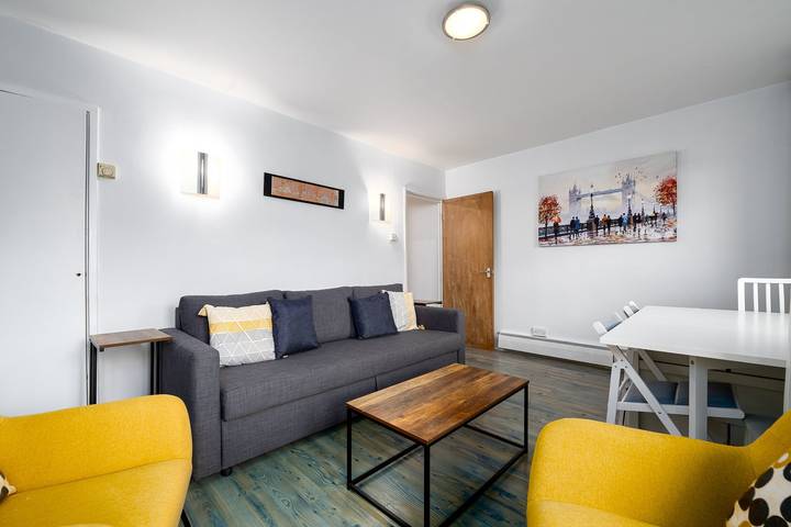 Apartment for 4 people, with balcony in East London