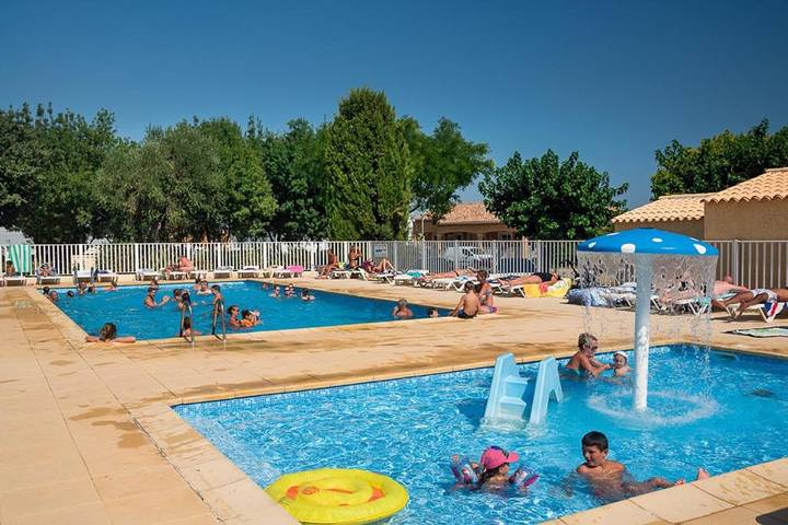 Gîte pour 4 personnes, avec piscine et terrasse à Saint-Thibéry
