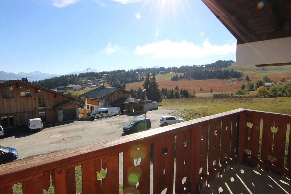 Entire apartment, Cozy 2-Room Apartment for 6 in Les Saisies - Balcony, Ski Access, Scenic Views in Les Saisies, Albertville region