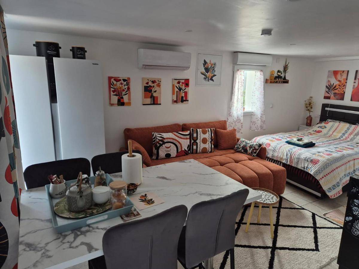 Appartement entier, Superior Studio in Saint-Maurice-de-Beynost, Ain