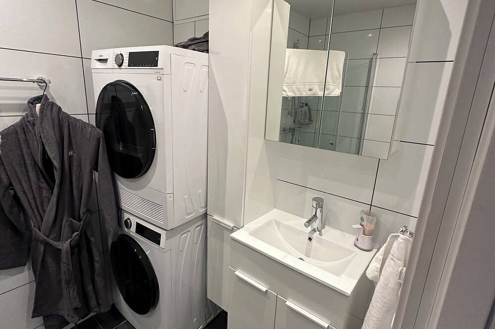 Hel lägenhet, ✨ Modern lyxlägenhet 78 kvm • 2 balkonger • Golfutsikt • Ac & 70” Tv ✨ in Örebro, Örebro kommun