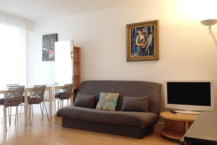 Vacation rental for 5 people, with yard around the Eiffel Tower