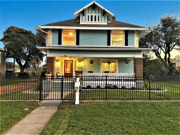 Vacation home for 12 people, with balcony, kid friendly in Galveston