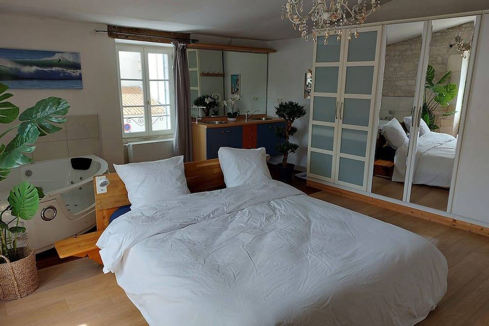 Vacation home rental with pool and beach for 10 people in Aytré, La Rochelle region