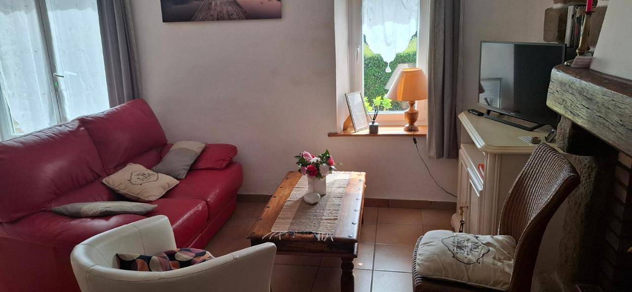Two-Bedroom House in Saint-Ségal, Iroise