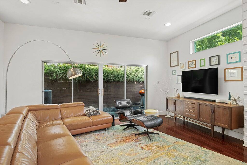 Dwellhtx Modern Designer Home 1 mi frm Downtown 2-Story Getaway w/ Views in Houston, Harris County