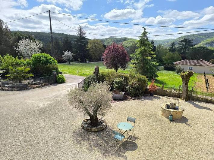 Location de vacances pour 4 personnes, avec vue ainsi que jardin et piscine à Tour-de-Faure - 2