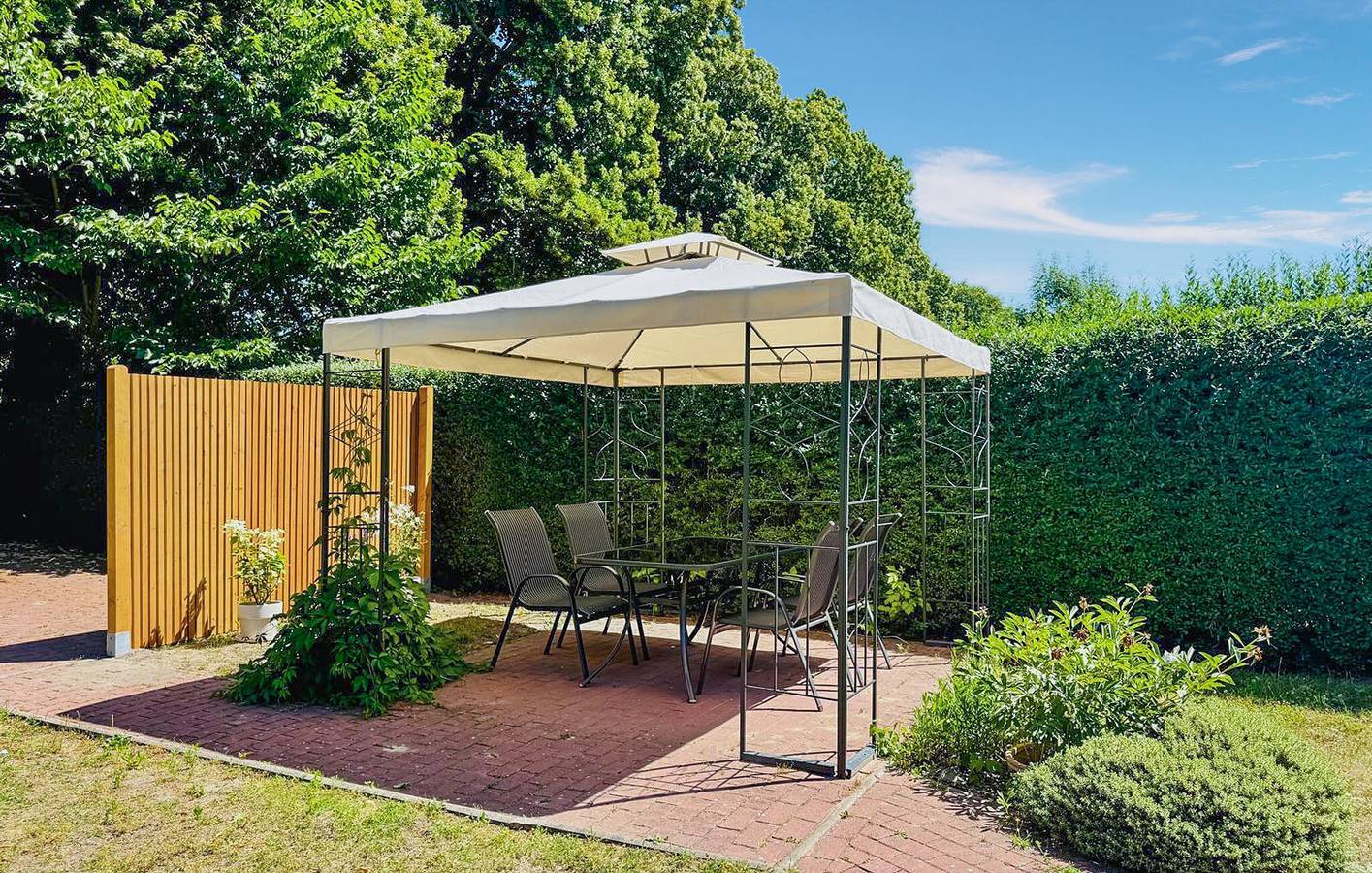 Stilvolle Wohnung mit Seeblick, Parkplatz und Internet in Vipperow, Müritz