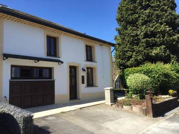 Gîte pour 8 personnes, avec jardin à Chiny
