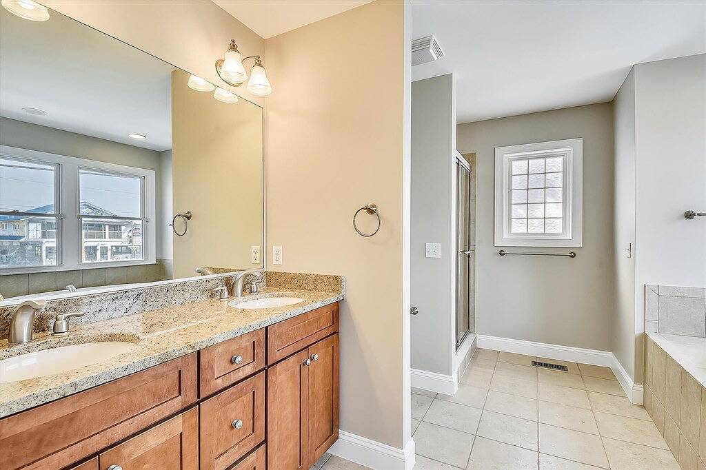 Hervorragendes Strandhaus auf der Meerseite mit beheiztem Pool! in Fenwick Island, Sussex County (Delaware)