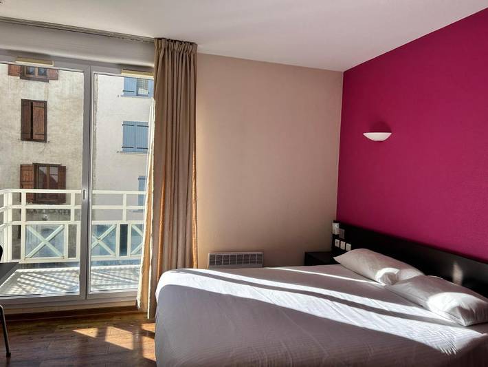 Hôtel pour 2 personnes, avec sauna et piscine ainsi que vue et terrasse, animaux acceptés dans Bains Du Couloubret - 4