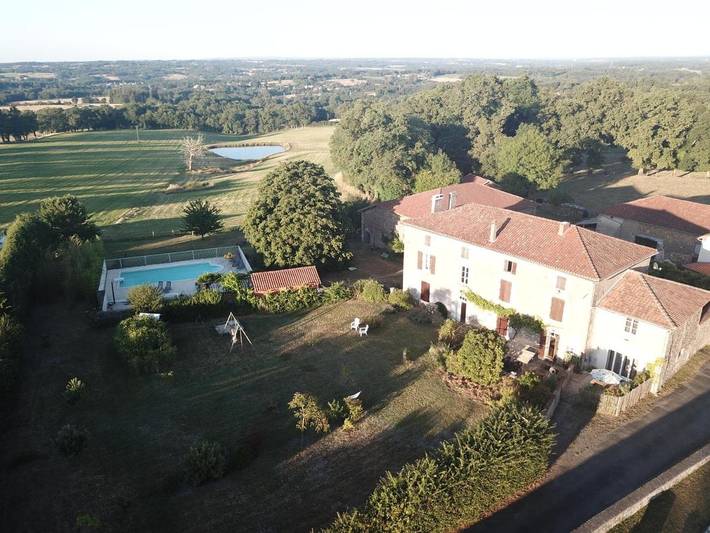 Chambre d’hôte pour 2 personnes, avec jardin et bassin pour enfant ainsi que piscine et vue