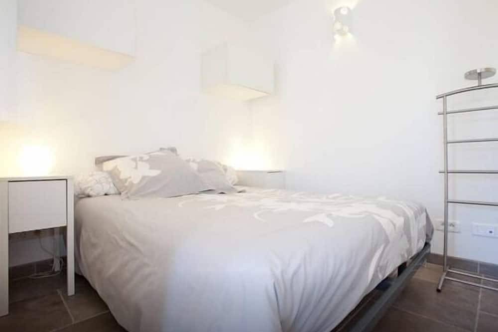 Apartamento entero, Estudio encantador, tranquilo, patio, 2-4p in Fontvieille, Region de Arles