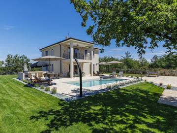 Ferienhaus für 8 Personen, mit Terrasse und Pool sowie Garten in Umag und Umgebung