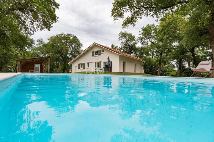 Gîte pour 6 personnes, avec terrasse ainsi que piscine et jardin à Herm