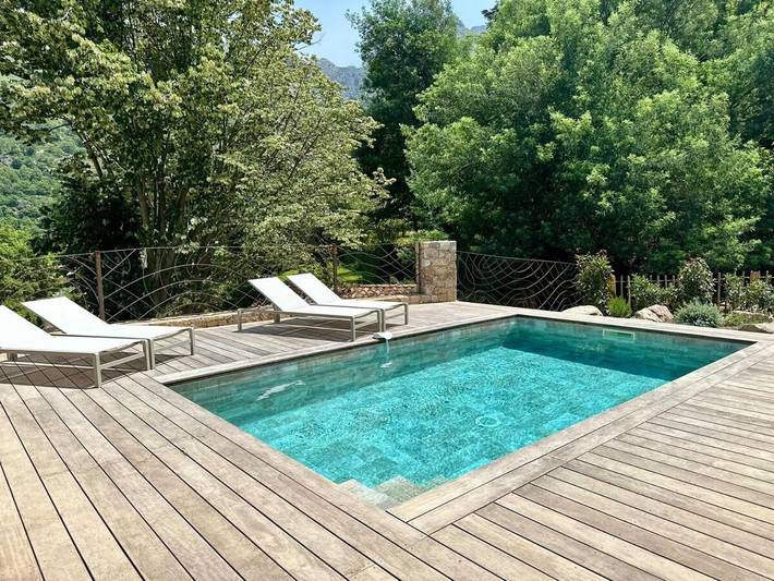 Location de vacances pour 6 personnes, avec terrasse et piscine à Feliceto
