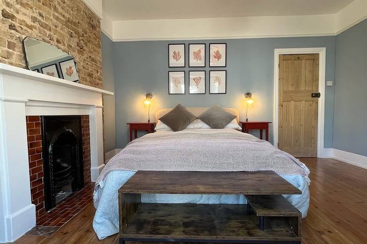 Stylish seaside townhouse | Sleeps 8 | 2 min to Beach | Sunny Garden & BBQ in Botany Bay, Kent