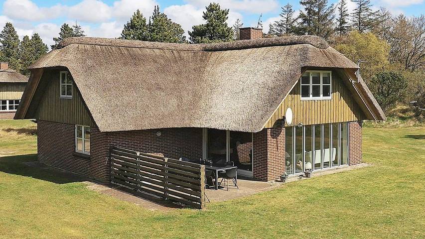 Ferienhaus für 9 Personen, mit Whirlpool und Terrasse sowie Sauna in Tirpitz Museum (Oksby)