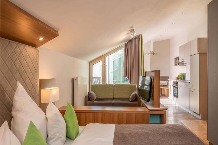 Ganze Wohnung, Loggia, 42 qm Dachgeschoss, Wohn-/Schlafraum kombiniert in Bad Endorf, Chiemsee