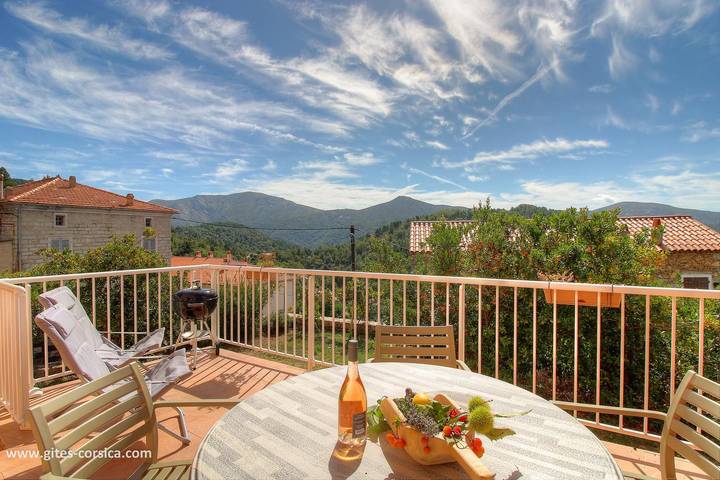 Gîte pour 2 personnes, avec Terrasse ainsi que Jardin et Vue à Évisa