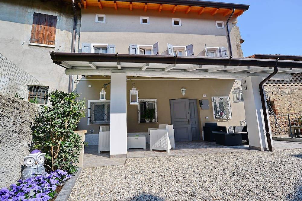 Residence at the Castle. Room in medieval village 10 minutes from Lake Garda in Monzambano, Mantua Provinz